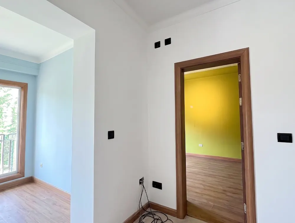 Instalación de tomas de corriente e interruptores terminada