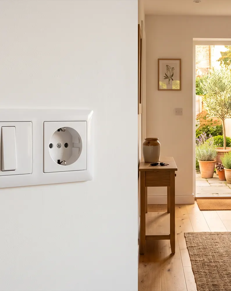 Instalador autorizado revisando la electricidad de una casa