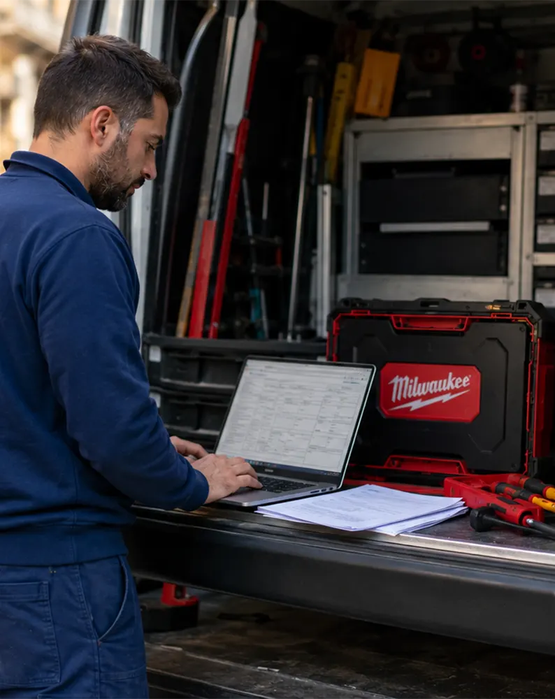 Electricista revisando el cuadro eléctrico para el boletín en Barcelona