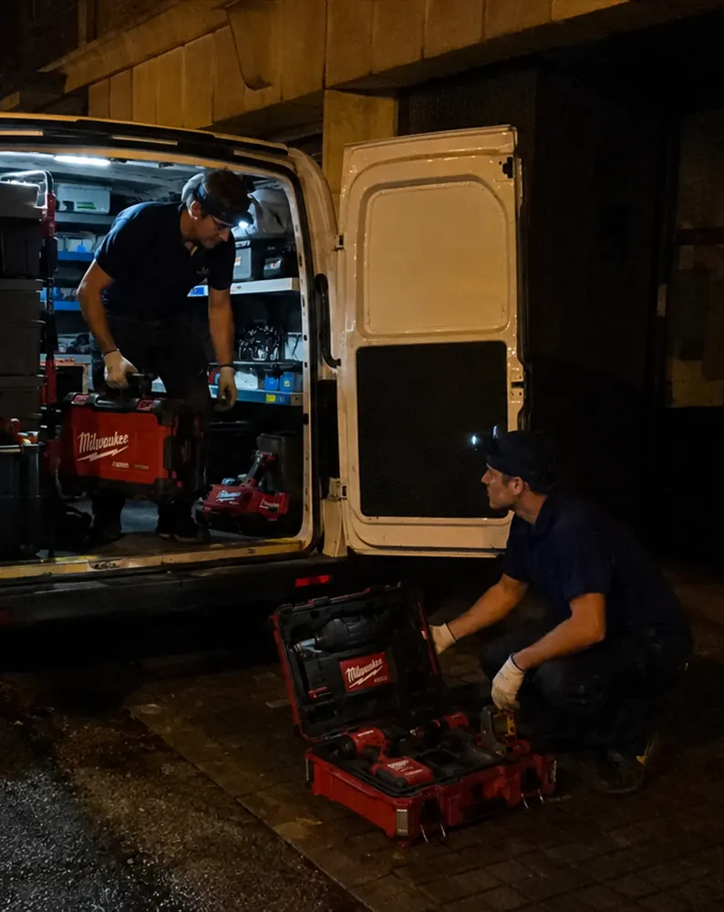 Técnico reparando una avería eléctrica de urgencia