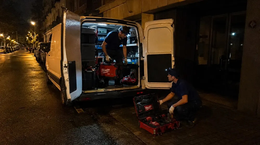 Técnico reparando una avería eléctrica de urgencia
