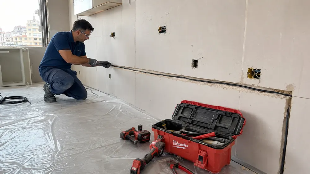 Enchufe de fuerza instalado en una cocina de Barcelona