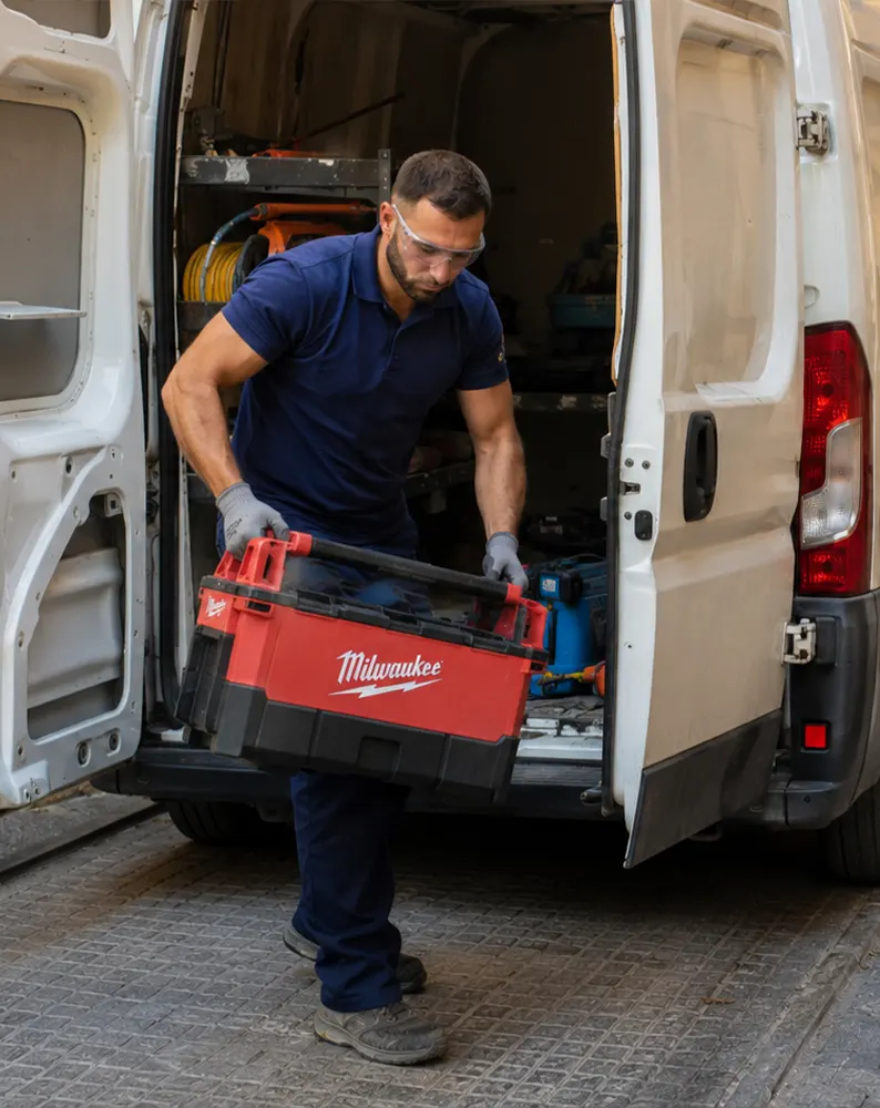 Cargador de coche eléctrico wallbox en garaje comunitario Barcelona